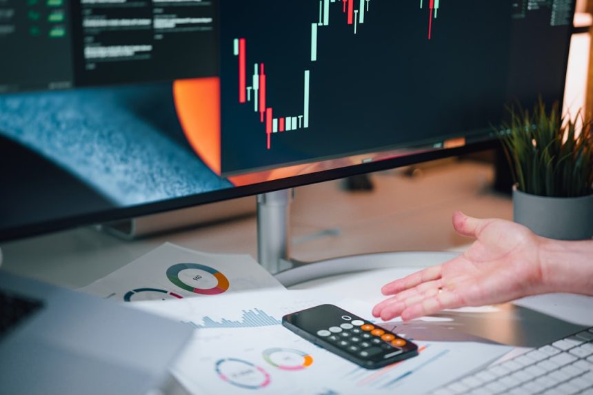 تفاوت بروکرهای ECN و Market Maker: راهنمای انتخاب بروکر مناسب برای معامله‌گران ایرانی — Photo by Jakub Żerdzicki on Unsplash
