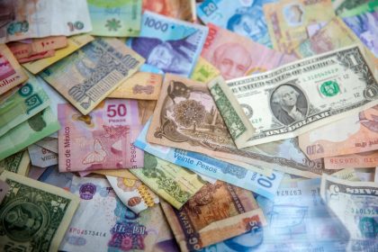 چرا EUR/USD مهم‌ترین جفت ارز فارکس است؟ ۷ دلیل برتری یورو دلار — Photo by Jason Leung on Unsplash
